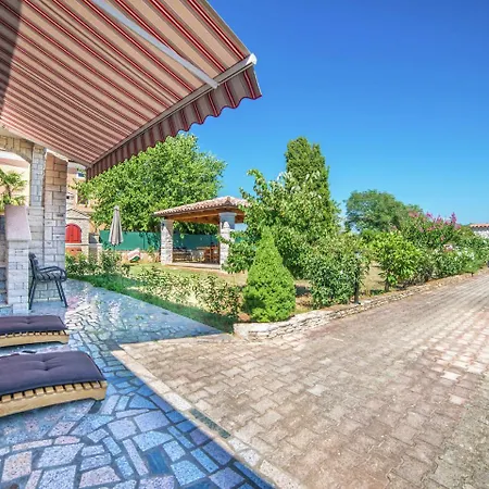 Quaint In With A Scenic View For Hikers