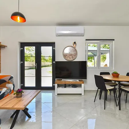 House 2387 Pola